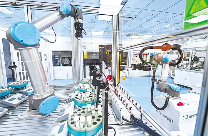 火眼金睛不下線(xiàn)，智能方案助新藥研發(fā) 武漢智能制造持續(xù)升級(jí)，機(jī)器人研發(fā)引領(lǐng)創(chuàng)新浪潮